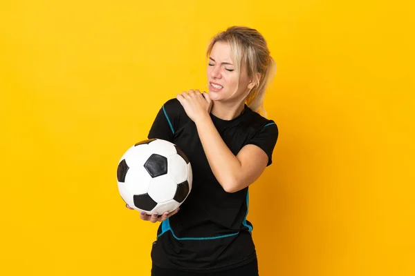 Młoda Rosyjska Piłkarka Kobieta Odizolowana Żółtym Tle Cierpiąca Ból Ramieniu — Zdjęcie stockowe
