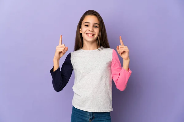 Niña Aislada Sobre Fondo Púrpura Apuntando Una Gran Idea — Foto de Stock