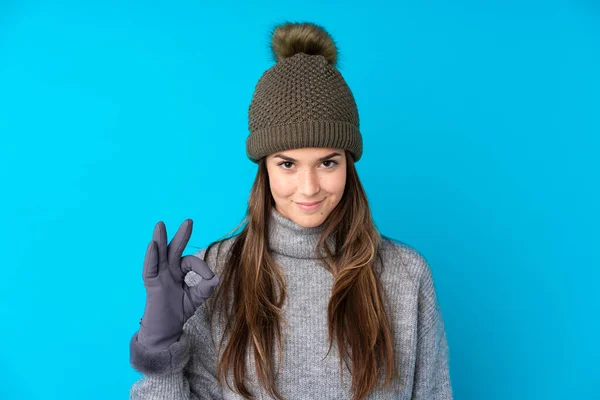 Menina Adolescente Com Chapéu Inverno Sobre Fundo Azul Isolado Mostrando — Fotografia de Stock