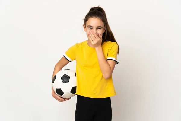 Little Piłkarz Dziewczyna Izolowane Białym Tle Szczęśliwy Uśmiechnięty Pokrycie Usta — Zdjęcie stockowe
