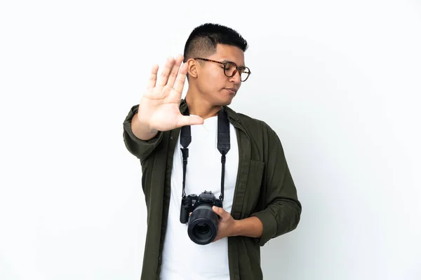 Joven Fotógrafo Ecuatoriano Aislado Sobre Fondo Blanco Haciendo Stop Gesture — Foto de Stock