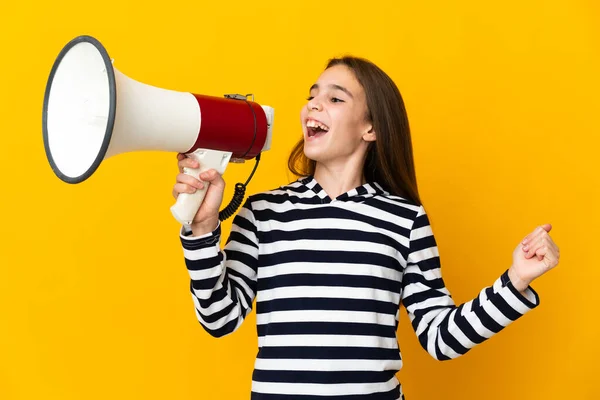 Niña Aislada Sobre Fondo Amarillo Gritando Través Megáfono Para Anunciar — Foto de Stock