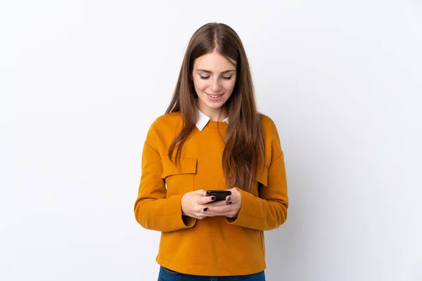 Jovem Sobre Fundo Branco Isolado Enviando Uma Mensagem Com Celular — Fotografia de Stock