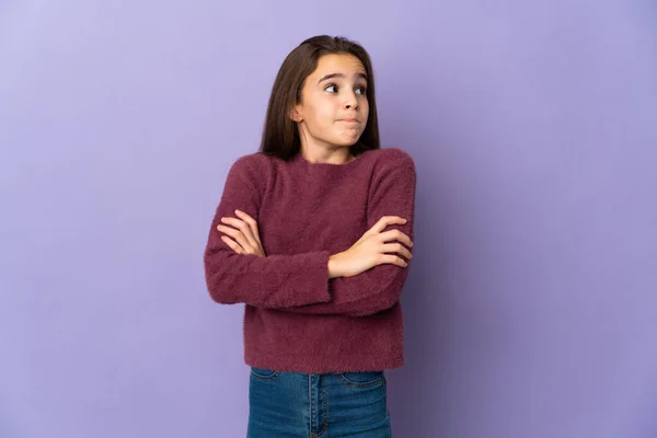 Klein Meisje Geïsoleerd Paarse Achtergrond Het Maken Van Twijfels Gebaar — Stockfoto