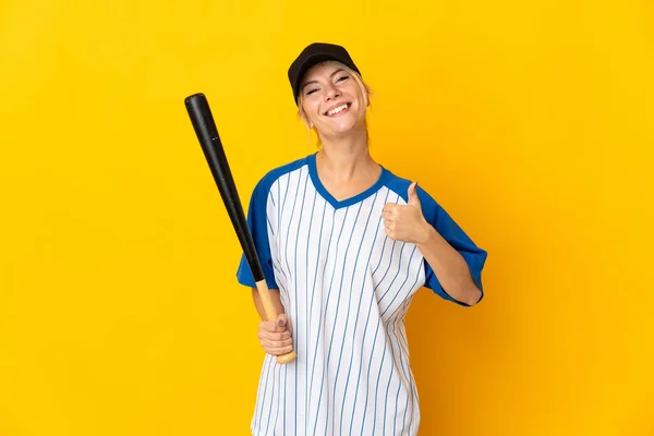 Giovane Donna Russa Isolata Sfondo Giallo Giocare Baseball Con Pollici — Foto Stock