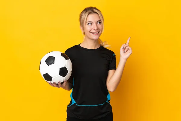 Молода Російська Футболістка Ізольована Жовтому Фоні Вказує Чудову Ідею — стокове фото