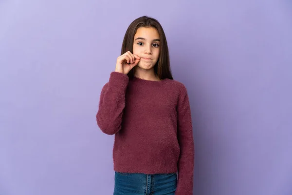 Klein Meisje Geïsoleerd Paarse Achtergrond Met Een Teken Van Stilte — Stockfoto