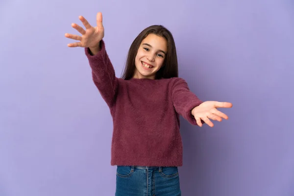 Klein Meisje Geïsoleerd Paarse Achtergrond Presenteren Uitnodigen Komen Met Hand — Stockfoto