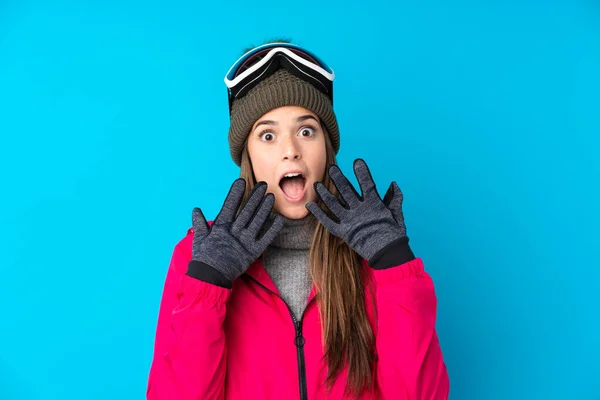 Menina Esquiador Adolescente Com Óculos Snowboard Sobre Fundo Azul Isolado — Fotografia de Stock