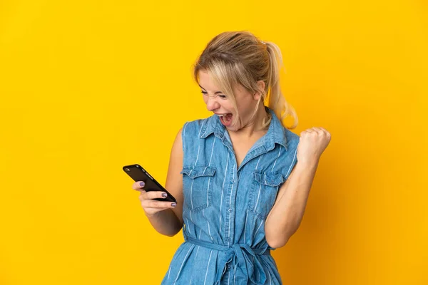 Ung Rysk Kvinna Isolerad Gul Bakgrund Med Mobiltelefon Och Gör — Stockfoto