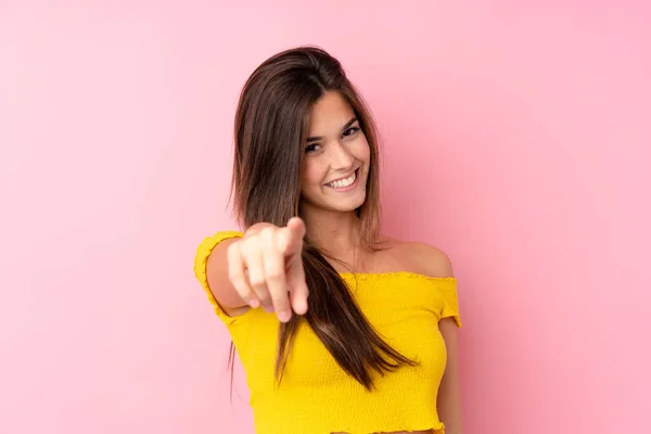 Adolescente Brasileiro Menina Sobre Isolado Rosa Fundo Aponta Dedo Para — Fotografia de Stock