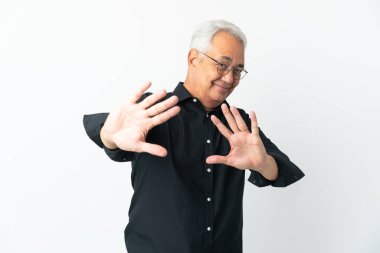 Orta yaşlı Brezilyalı bir adam beyaz arka planda izole edilmiş gergin eller öne doğru uzanıyor.