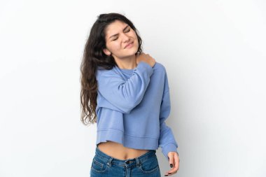 Genç Rus kız, beyaz arka planda izole edilmiş omuz ağrısından muzdarip.