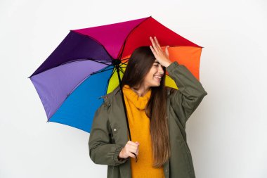 Beyaz arka planda şemsiye tutan genç bir kadın bir şeyin farkına vardı ve çözüme niyetlendi.