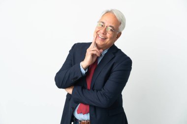 Orta yaşlı Brezilyalı iş adamı beyaz arka planda izole edilmiş mutlu ve gülümsüyor