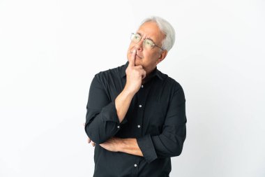 Orta yaşlı Brezilyalı bir adam beyaz arka planda izole edilmiş, araştırırken şüpheleri var.