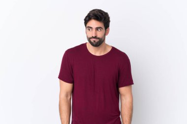 Soyutlanmış beyaz bir geçmişi olan, sakallı yakışıklı genç bir adam şüpheli davranışlar sergiliyor.