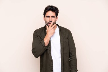 Sakallı, genç ve yakışıklı bir adam. Arka planda sakallı.