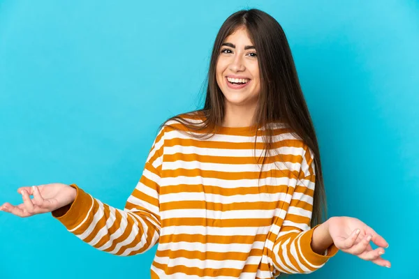 Jonge Kaukasische Vrouw Geïsoleerd Blauwe Achtergrond Gelukkig Glimlachen — Stockfoto