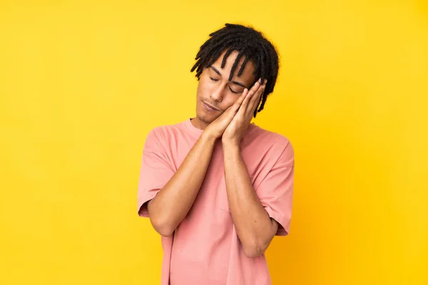 Jovem Afro Americano Isolado Fundo Amarelo Fazendo Gesto Sono Expressão — Fotografia de Stock