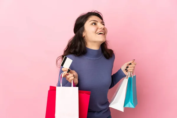 Ragazza Russa Adolescente Isolata Sfondo Rosa Con Borse Della Spesa — Foto Stock