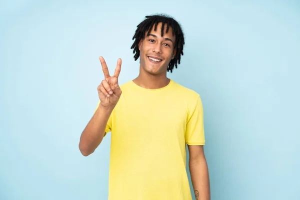 Jovem Afro Americano Isolado Fundo Azul Sorrindo Mostrando Sinal Vitória — Fotografia de Stock