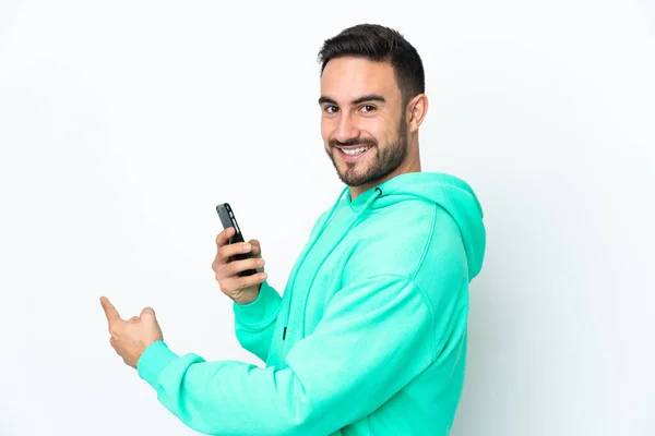 Junger Kaukasischer Gutaussehender Mann Isoliert Auf Weißem Hintergrund Mit Handy — Stockfoto