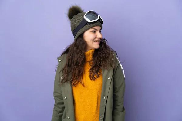 Adolescente Russo Menina Com Óculos Snowboard Isolado Fundo Roxo Olhando — Fotografia de Stock