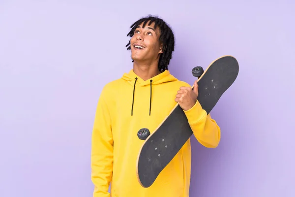 Handsome Young Skater Man Isolated Wall Looking While Smiling — Stock Photo, Image