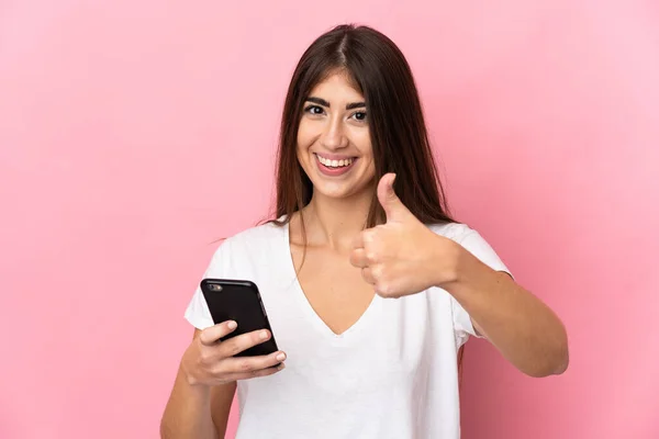 Joven Mujer Caucásica Aislada Sobre Fondo Rosa Usando Teléfono Móvil —  Fotos de Stock