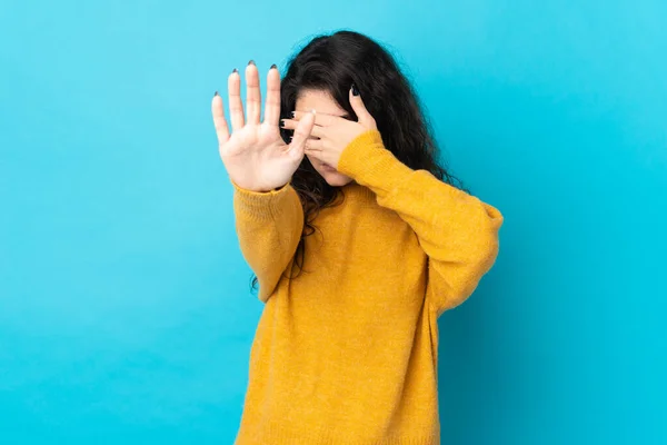 Adolescente Rusa Chica Aislada Sobre Fondo Azul Haciendo Stop Gesto —  Fotos de Stock