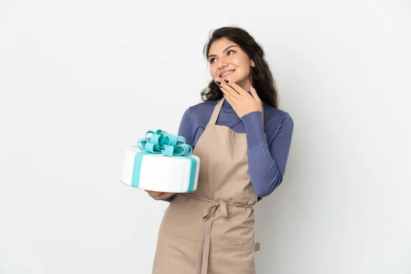 Pâtisserie Chef Russe Tenant Gros Gâteau Isolé Sur Fond Blanc — Photo