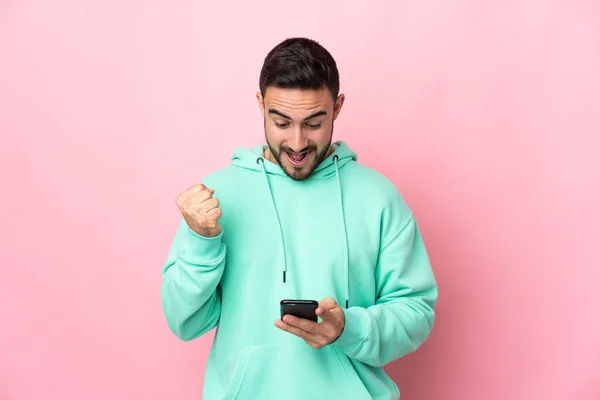 Joven Caucásico Guapo Hombre Aislado Rosa Fondo Sorprendido Enviando Mensaje — Foto de Stock