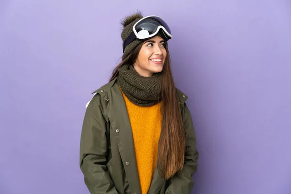 Esquiador Menina Caucasiana Com Óculos Snowboard Isolado Fundo Roxo Pensando — Fotografia de Stock