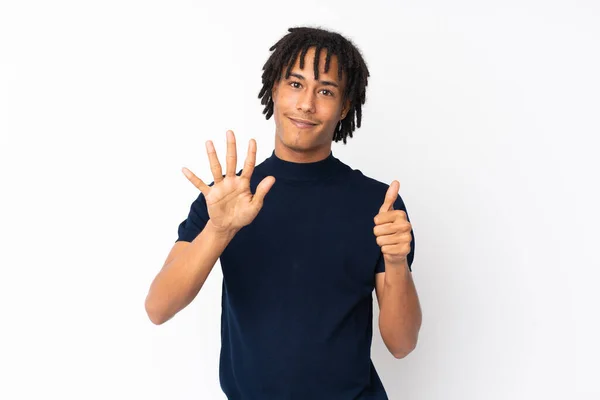 Fiatal Afro Amerikai Férfi Elszigetelt Fehér Háttér Számolás Hat Ujjal — Stock Fotó