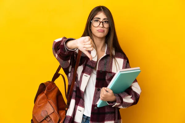 Jovem Estudante Mulher Isolada Fundo Amarelo Mostrando Polegar Para Baixo — Fotografia de Stock