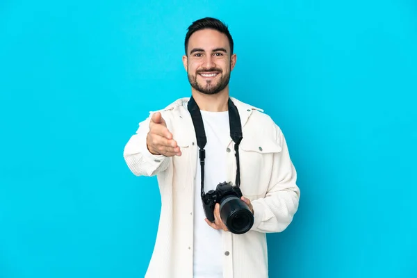 Young Photographer Man Isolated Blue Background Shaking Hands Closing Good — Stock Photo, Image
