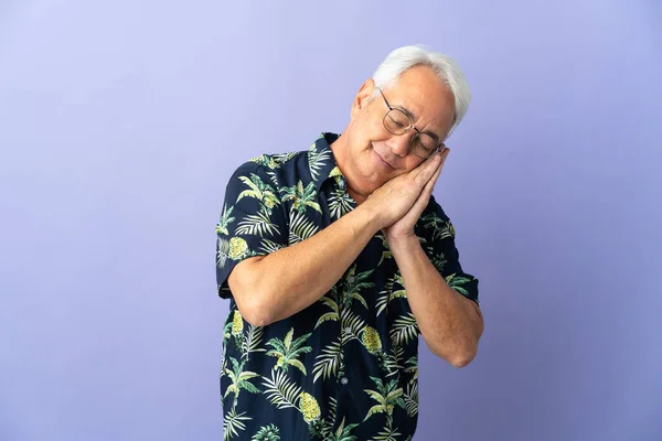 Homem Brasileiro Meia Idade Isolado Fundo Roxo Fazendo Gesto Sono — Fotografia de Stock