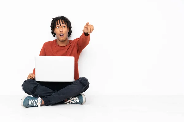 Fiatal Afro Amerikai Férfi Földön Dolgozik Laptopjával Elfordítva — Stock Fotó