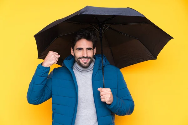 Homem Segurando Guarda Chuva Sobre Fundo Amarelo Isolado Celebrando Uma — Fotografia de Stock