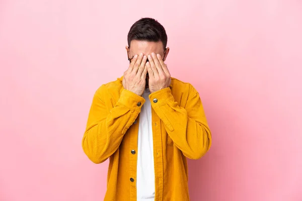 Ung Kaukasiska Stilig Man Isolerad Rosa Bakgrund Med Trött Och — Stockfoto