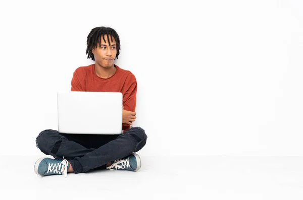 Joven Hombre Afroamericano Sentado Suelo Trabajando Con Retrato Portátil — Foto de Stock