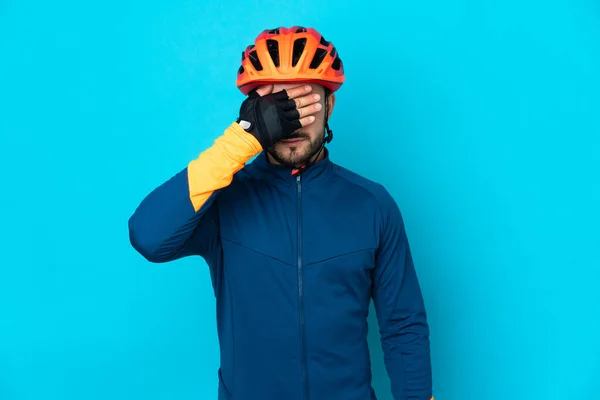 Genç Bisikletçi Mavi Arka Planda Tek Başına Gözleri Elle Kapatıyor — Stok fotoğraf