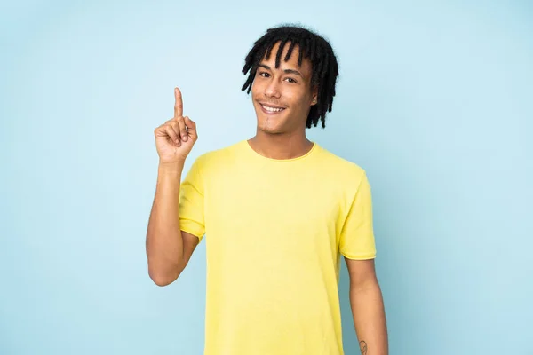 Jovem Afro Americano Isolado Fundo Azul Mostrando Levantando Dedo Sinal — Fotografia de Stock