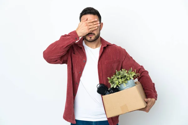 Joven Hombre Caucásico Haciendo Movimiento Mientras Recoge Una Caja Llena —  Fotos de Stock