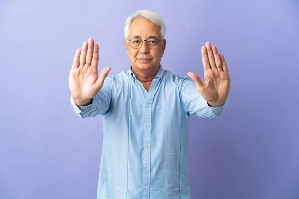 Homem Brasileiro Meia Idade Isolado Fundo Roxo Fazendo Parar Gesto — Fotografia de Stock