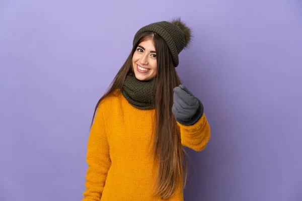 Giovane Ragazza Caucasica Con Cappello Invernale Isolato Sfondo Viola Facendo — Foto Stock