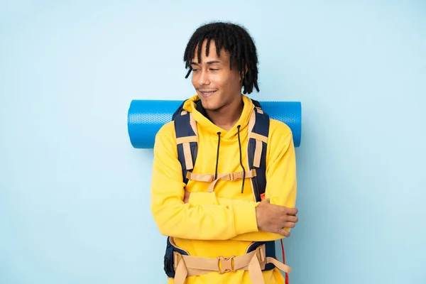Ung Bergsbestigare Afrikansk Amerikansk Man Med Stor Ryggsäck Isolerad Blå — Stockfoto