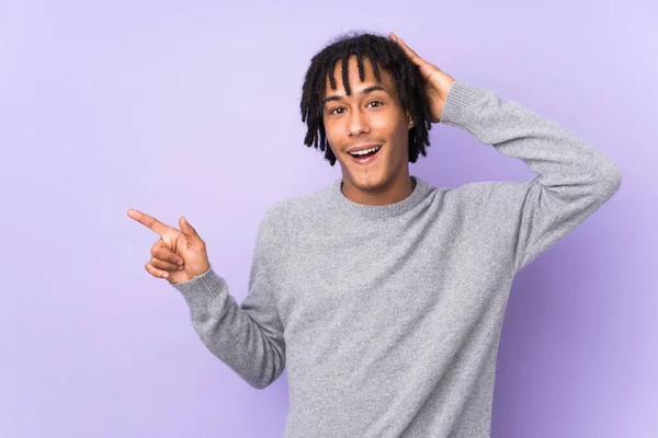 Joven Afroamericano Aislado Sobre Fondo Púrpura Sorprendido Señalando Dedo Hacia — Foto de Stock
