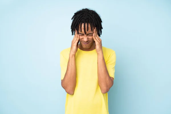 Jovem Afro Americano Isolado Fundo Azul Com Dor Cabeça — Fotografia de Stock